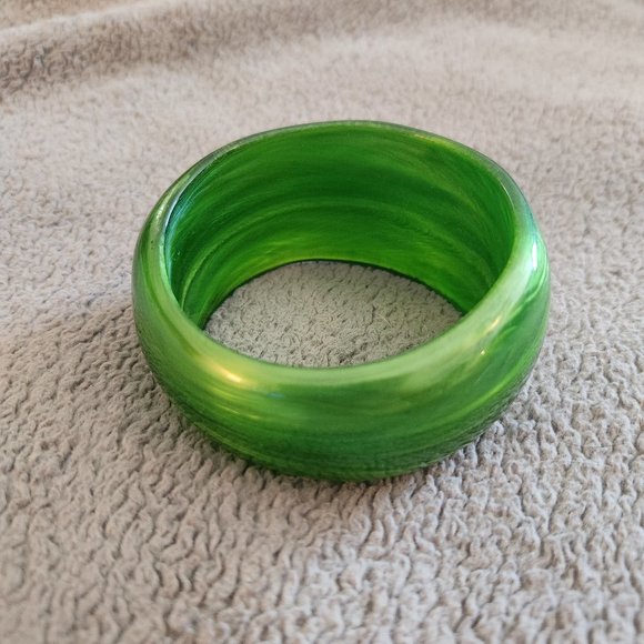 Chunky green asymmetrical statement bracelet - Picture 3 of 4